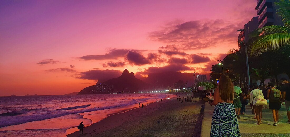 Sunset at the Ipanema, Ipanema Beach, can I swim in Ipanema, Can I swim in Rio De Janeiro, famous beaches of Rio de Janeiro, where the rich live, in Rio de Janeiro