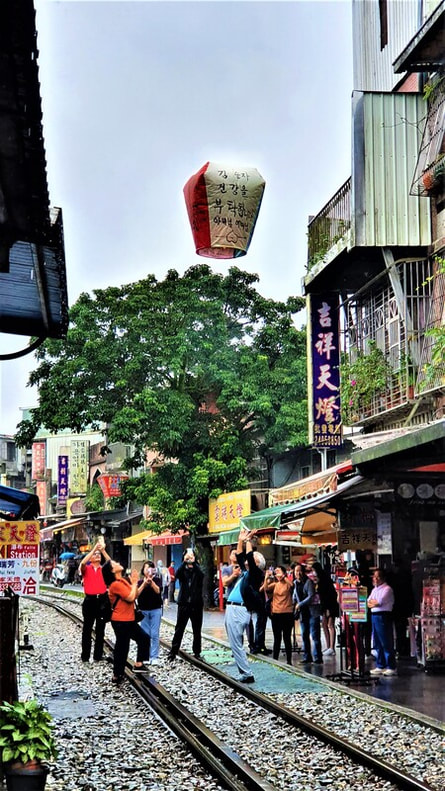 Lantern Madness, Shifen Village, lantern festival