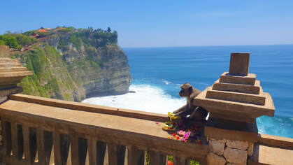 Uluwatu Temple spectacle views, cliff view uluwatu, monekys and cliffs in uluwatu, temple view uluwatu