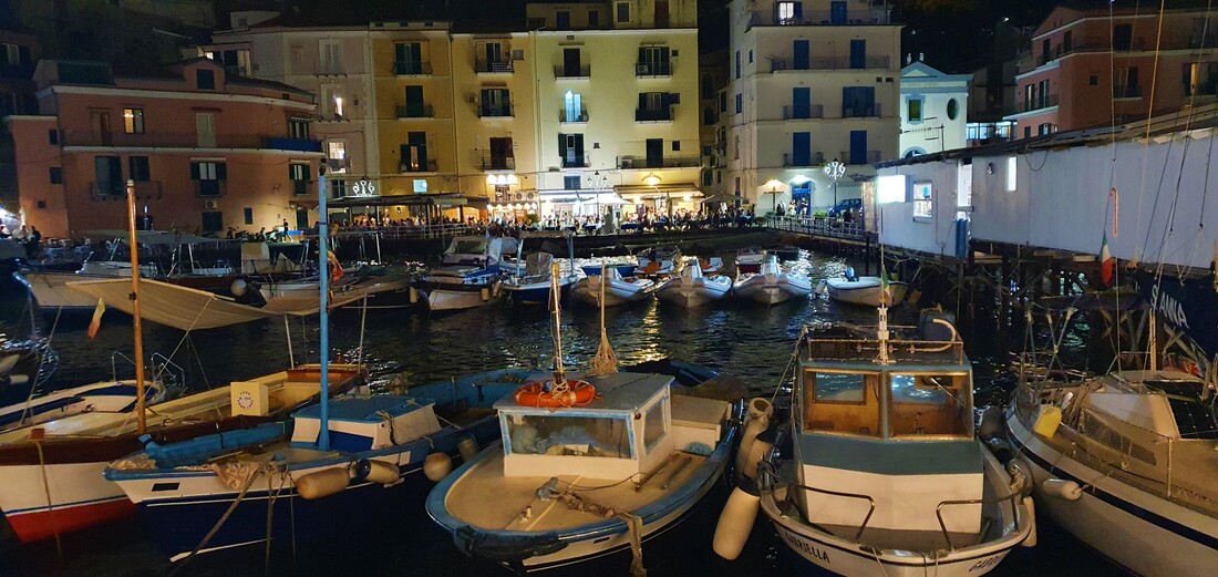 Sorrento gece manzarası, Sorrento'da nerde yenilir, Sorrento'da nerde kalınır, Sorrento balıkçı kasabası, Sorrento manzarası